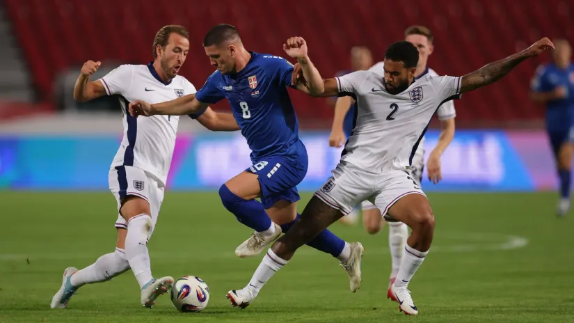 Luka Jović (Srbija) između Harija Kejna i Risa Džejmsa (Engleska)